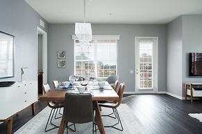 Penthouse Next To Convention Center & Universal 3 Bedroom Condo by Red