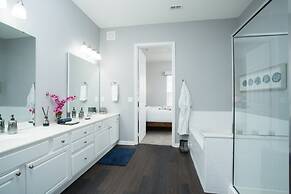 Penthouse Next To Convention Center & Universal 3 Bedroom Condo by Red