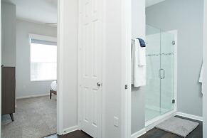 Penthouse Next To Convention Center & Universal 3 Bedroom Condo by Red