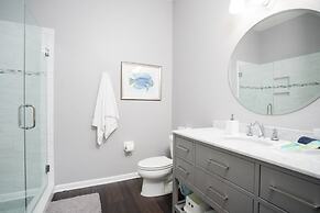 Penthouse Next To Convention Center & Universal 3 Bedroom Condo by Red