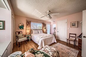 Binky's Nest 1 Bedroom Home by RedAwning