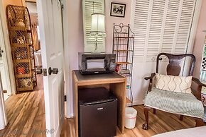 Binky's Nest 1 Bedroom Home by RedAwning