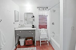 Gausthaus 402 1 Bedroom Cottage by RedAwning