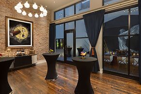 106 Jefferson Huntsville, Curio Collection by Hilton