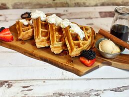 106 Jefferson Huntsville, Curio Collection by Hilton