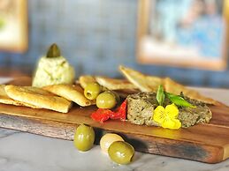 106 Jefferson Huntsville, Curio Collection by Hilton