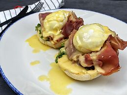 106 Jefferson Huntsville, Curio Collection by Hilton