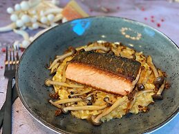 106 Jefferson Huntsville, Curio Collection by Hilton