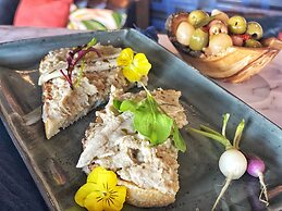 106 Jefferson Huntsville, Curio Collection by Hilton