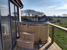 Cleeves Cabins, Arran Lodge With hot tub Luxury