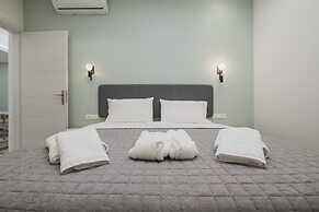 Central Apt 3 steps to Venetian Town