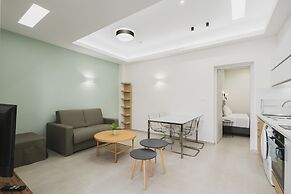 Central Apt 3 steps to Venetian Town