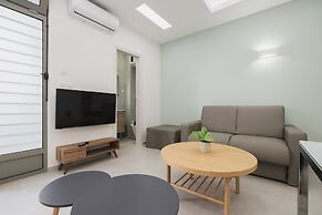 Central Apt 3 steps to Venetian Town