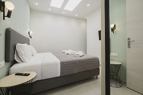 Central Apt 3 steps to Venetian Town