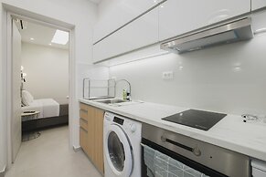 Central Apt 3 steps to Venetian Town