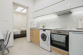 Central Apt 3 steps to Venetian Town