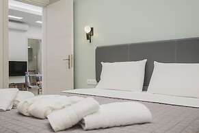 Central Apt 3 steps to Venetian Town