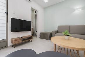 Central Apt 3 steps to Venetian Town