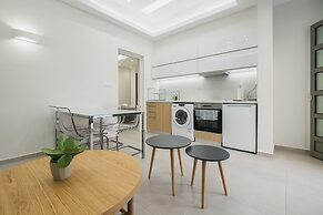 Central Apt 3 steps to Venetian Town