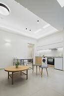 Central Apt 3 steps to Venetian Town