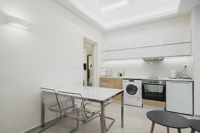 Central Apt 3 steps to Venetian Town