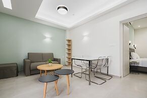 Central Apt 3 steps to Venetian Town