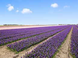 Peaceful Holiday Home in Tuitjenhorn