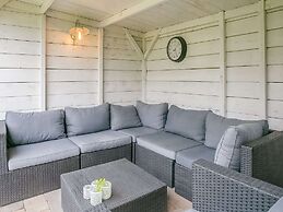 Peaceful Holiday Home in Tuitjenhorn