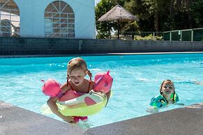 Comfy Chalet in Rijkevorsel With Swimming Pool