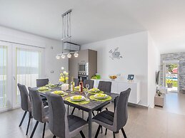 Modern Villa 8 p With a Private Pool, Spacious Garden and Terrace