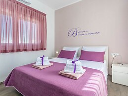 Modern Villa 8 p With a Private Pool, Spacious Garden and Terrace