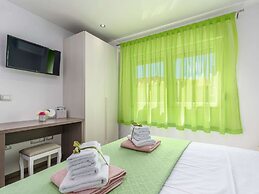 Modern Villa 8 p With a Private Pool, Spacious Garden and Terrace