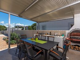 Modern Villa 8 p With a Private Pool, Spacious Garden and Terrace