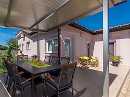 Modern Villa 8 p With a Private Pool, Spacious Garden and Terrace