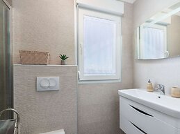 Modern Villa 8 p With a Private Pool, Spacious Garden and Terrace