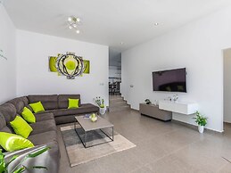 Modern Villa 8 p With a Private Pool, Spacious Garden and Terrace