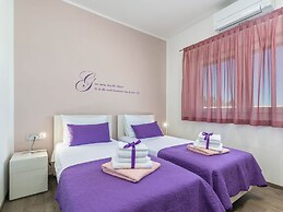 Modern Villa 8 p With a Private Pool, Spacious Garden and Terrace