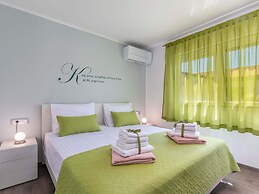 Modern Villa 8 p With a Private Pool, Spacious Garden and Terrace