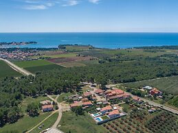 Modern Villa 8 p With a Private Pool, Spacious Garden and Terrace