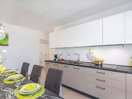 Modern Villa 8 p With a Private Pool, Spacious Garden and Terrace