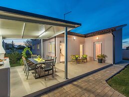 Modern Villa 8 p With a Private Pool, Spacious Garden and Terrace