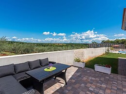 Modern Villa 8 p With a Private Pool, Spacious Garden and Terrace