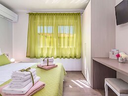 Modern Villa 8 p With a Private Pool, Spacious Garden and Terrace