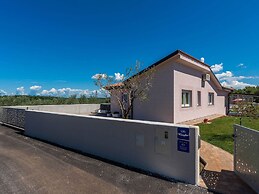 Modern Villa 8 p With a Private Pool, Spacious Garden and Terrace