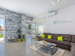 Modern Villa 8 p With a Private Pool, Spacious Garden and Terrace