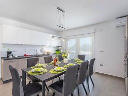 Modern Villa 8 p With a Private Pool, Spacious Garden and Terrace