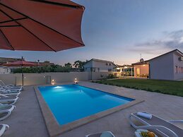 Modern Villa 8 p With a Private Pool, Spacious Garden and Terrace
