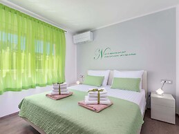 Modern Villa 8 p With a Private Pool, Spacious Garden and Terrace