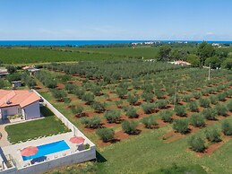 Modern Villa 8 p With a Private Pool, Spacious Garden and Terrace