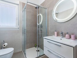 Modern Villa 8 p With a Private Pool, Spacious Garden and Terrace